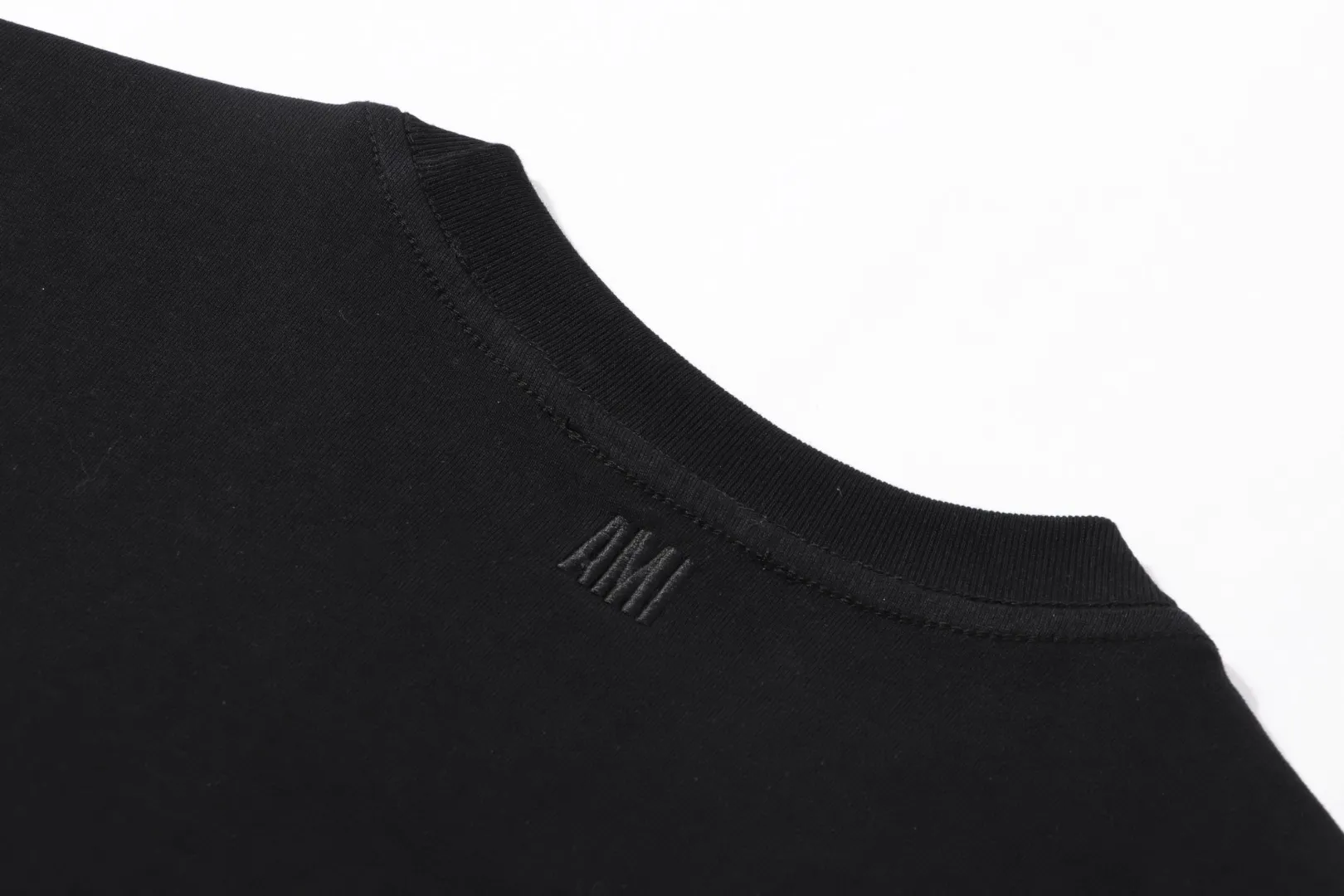 Style No.: A 007# P57 Ami 2026 Spring/Summer New Arrival T-shirt Short Sleeve The workmanship of this chapter is extremely cumbersome and complex. It uses water-soluble polyester and water-soluble thread to start the pattern, dye it, then air-dry, shape it, and then laser process the details. The process takes a long time, which distinguishes it from the junk version of the leaky bottom fabric on the market. We completely restore the correct version of the official website 1:1, with high-weight fabrics, synchronized detail routing, and restored official website letter embroidery, which is the only correct version on the entire network. Color: Apricot Red Black Red White Red Navy Blue Gray Apricot Black Sizes: S-XL